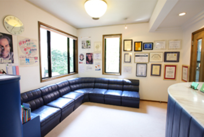 ①クリニック外観　②受付　③待合室