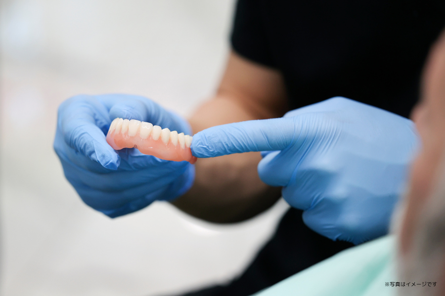 患者様の口腔内の状態を詳細に確認し、噛み合わせやフィット感を考慮した義歯を提供しています