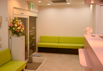 明るい色調の待合室にて順番をお待ちください