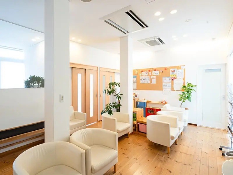 ①外観②受付③待合室