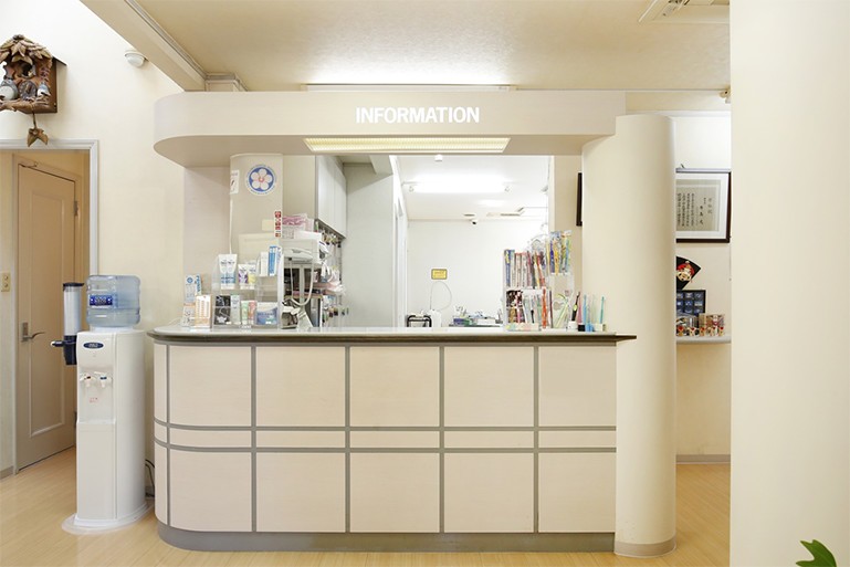 ①外観②受付③診療室