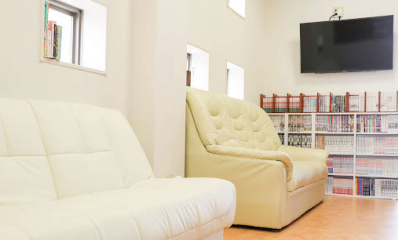 ①クリニック外観　②待合室　③受付