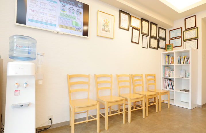 ①外観②受付③待合室