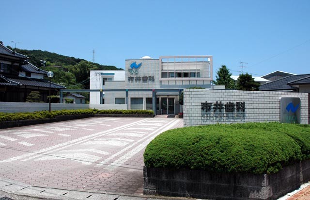 ①医院外観 ②エントランス ③待合室