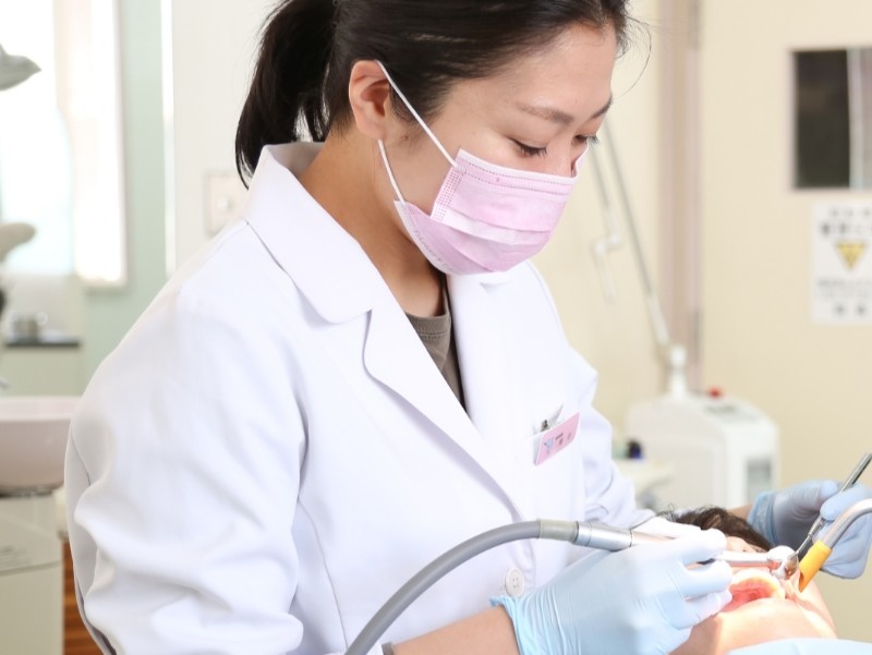 患者様の歯の状態に合わせて最適な治療法を選び、できるだけ神経を残す治療を行います