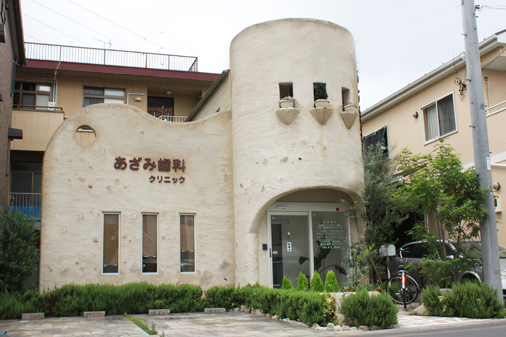 ①外観②外観と駐車場の花々③診療スペース