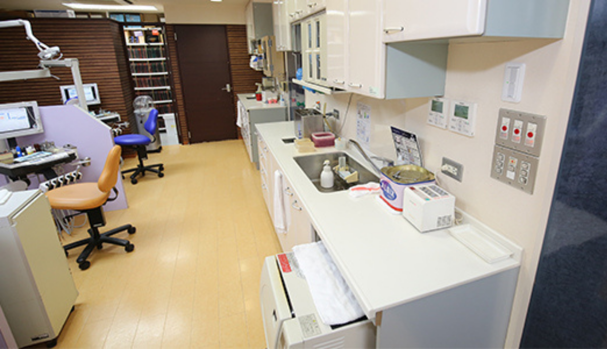 ①くるす歯科②診察室③衛生管理も徹底