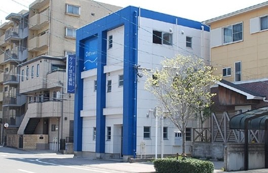 ①医院外観②待合室③駐車場