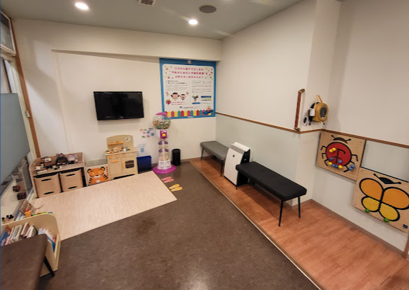 ①外観②キッズスペース③治療風景