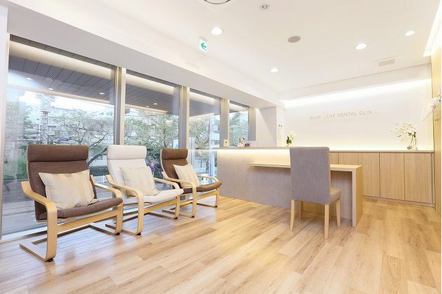 ①待合室②看板③診療チェア