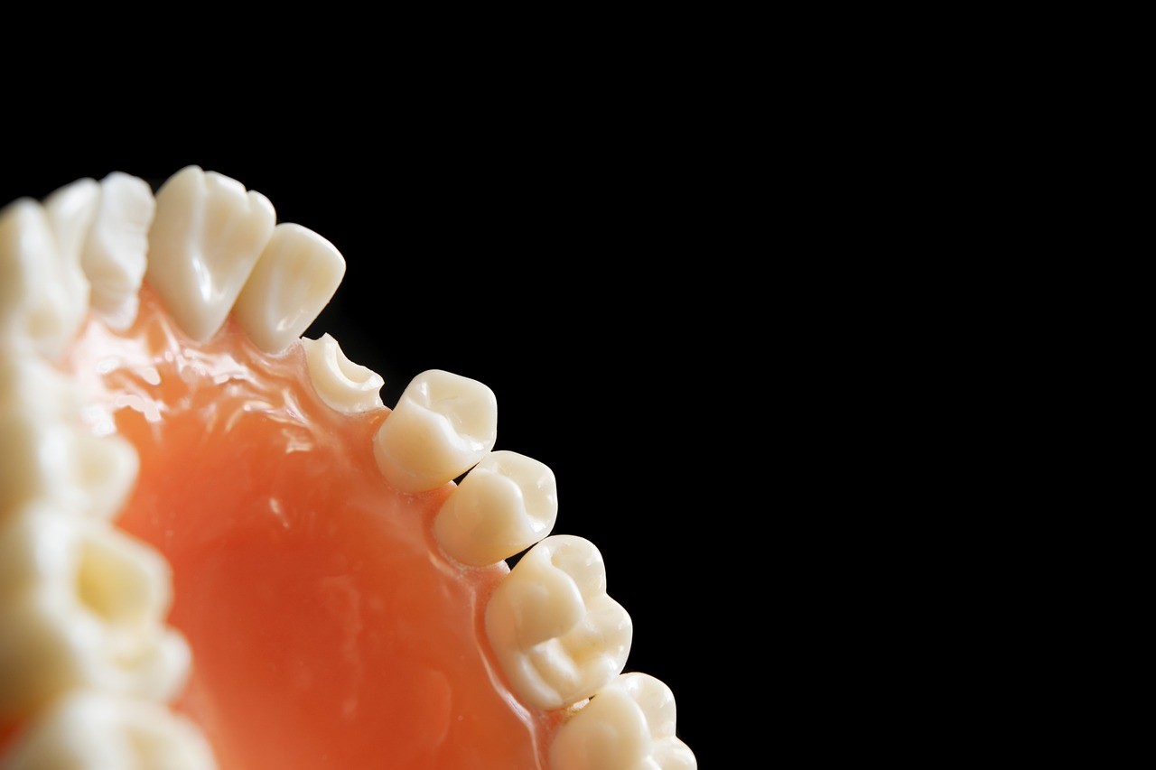 生活習慣やセルフケアの状況にも目を向け、患者様がご自身のお口の変化に気づけるようサポートします。※写真はイメージです。
