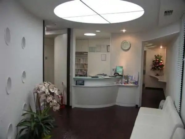 ①外観・受付②待合室③診察室
