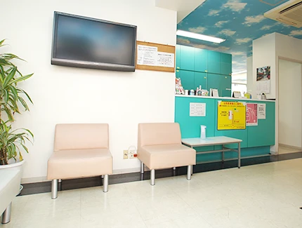 ①外観②待合室③診療室