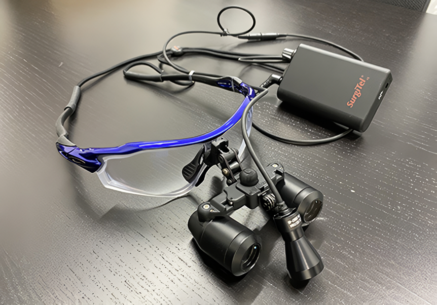 診察・治療時には拡大鏡（ルーペ）を使用しています。