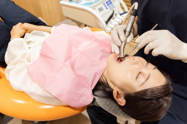 歯ぐきや歯を支える骨に炎症が起こる病気であり、進行すると歯を失う原因にもなる疾患です。※写真はイメージです。