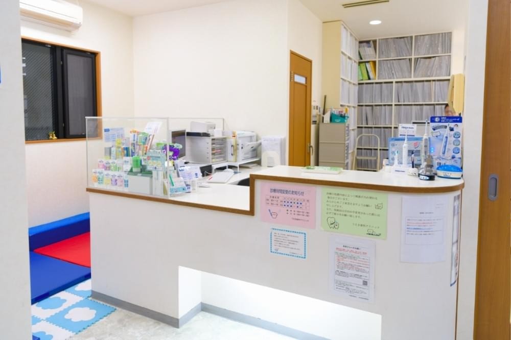 ①クリニック外観　②受付　③待合室