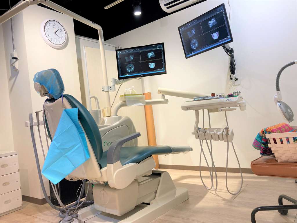 インプラント治療を行う診療チェア。骨の状態や神経の位置を把握できるCT画像を見ながらオペをしております。