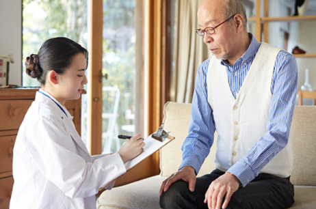 患者様が住み慣れた空間で診療を受けることができるため、心身への負担を軽減するとともに、ご家族の通院介助に要する負担も解消します。