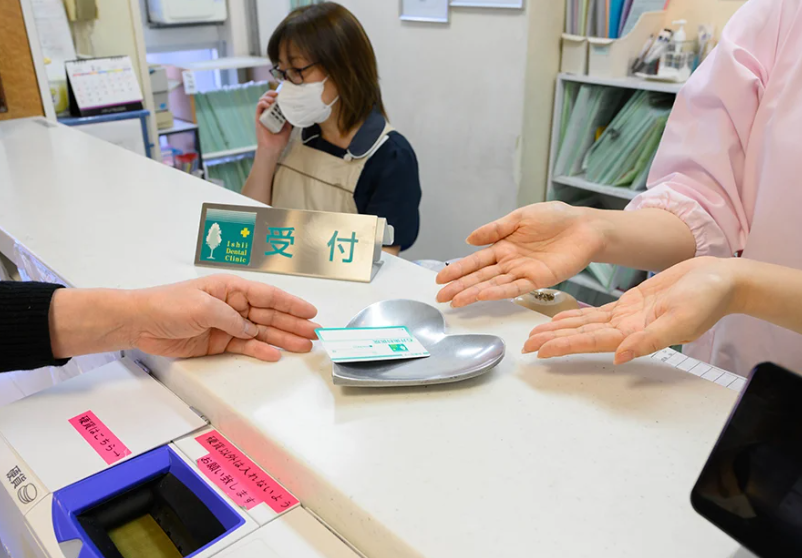 ①患者様との信頼関係を大切にしております②受付③診療室