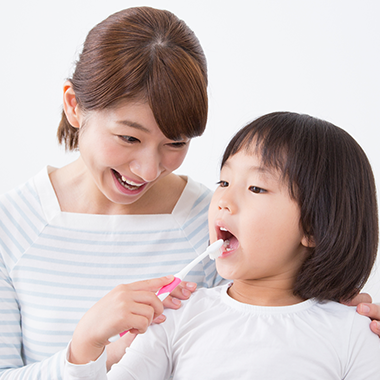 お子様が歯科医院に対して苦手意識を持たないよう、段階を踏んで診療に慣れてもらう対応が行われています