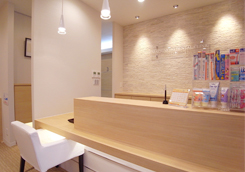 銀歯の見た目が気になる方に、セラミックで美しく自然な仕上がりを