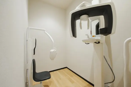 汚染された神経や血管を丁寧に取り除き、その後内部をきれいに洗浄・消毒し、専用の薬剤で隙間なく充填します。