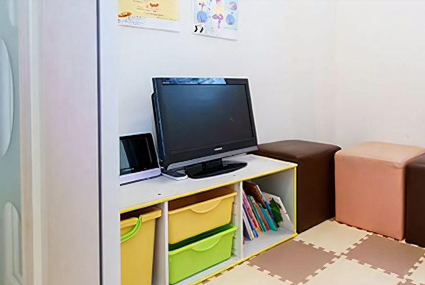 ①医院外観②診療室③キッズルーム