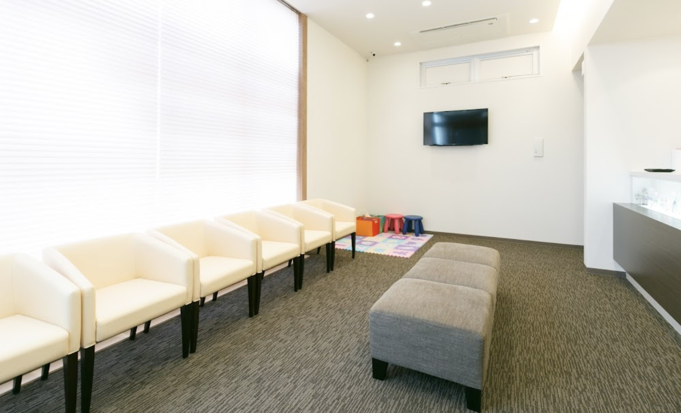 ①クリニック外観　②受付・待合室　③キッズスペース