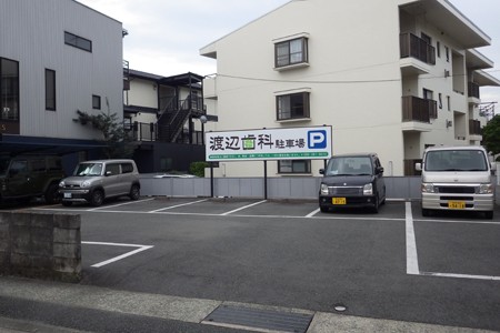 ① 医院外観 ②診療室 ③駐車場