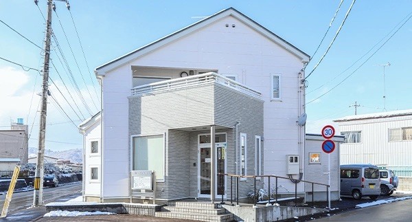 【八戸駅 東口 車で19分・駐車場完備】1996年開業以来、地域に寄り添う診療を続ける是川歯科クリニック