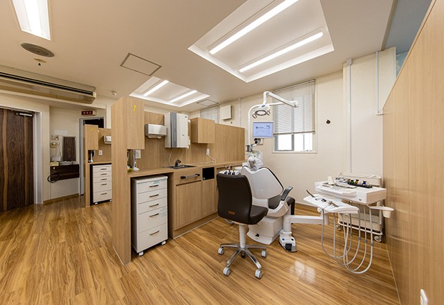 明るい清潔感のある院内空間
