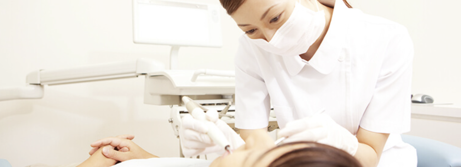 虫歯治療においては、歯をできるだけ削らず、見た目の美しさと機能を両立させる方法を提案しています