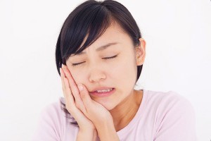 患者様の歯の形に合わせた透明なマウスピース（ナイトガード）を製作します