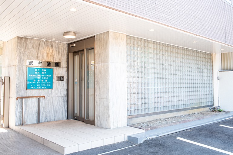 院前に駐車場がございます