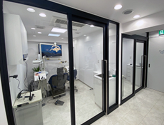 ①患者様との信頼関係を大切にしています②待合室③完全個室診療室もございます