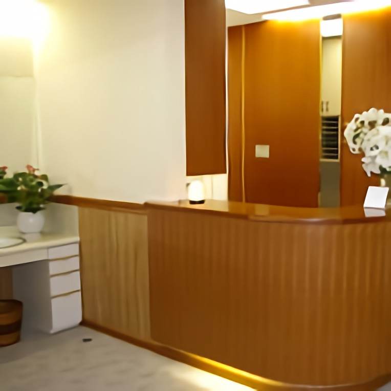 ①医院入口②受付③カウンセリングルーム