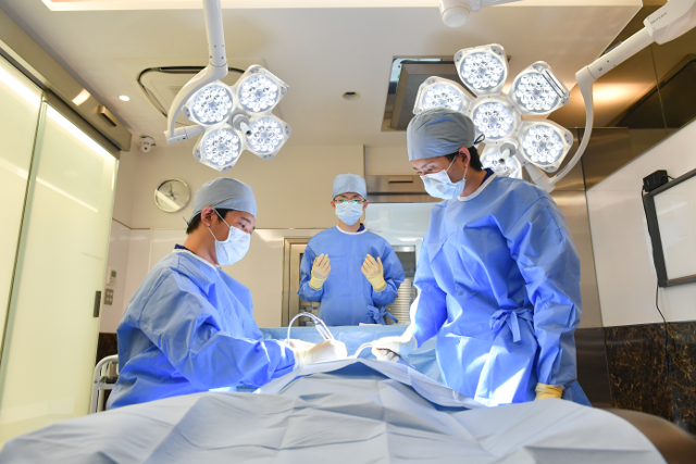 ①口の中に14本インプラントが入っているきぬた院長が本気で作った歯科医院 ②③クリーンルーム