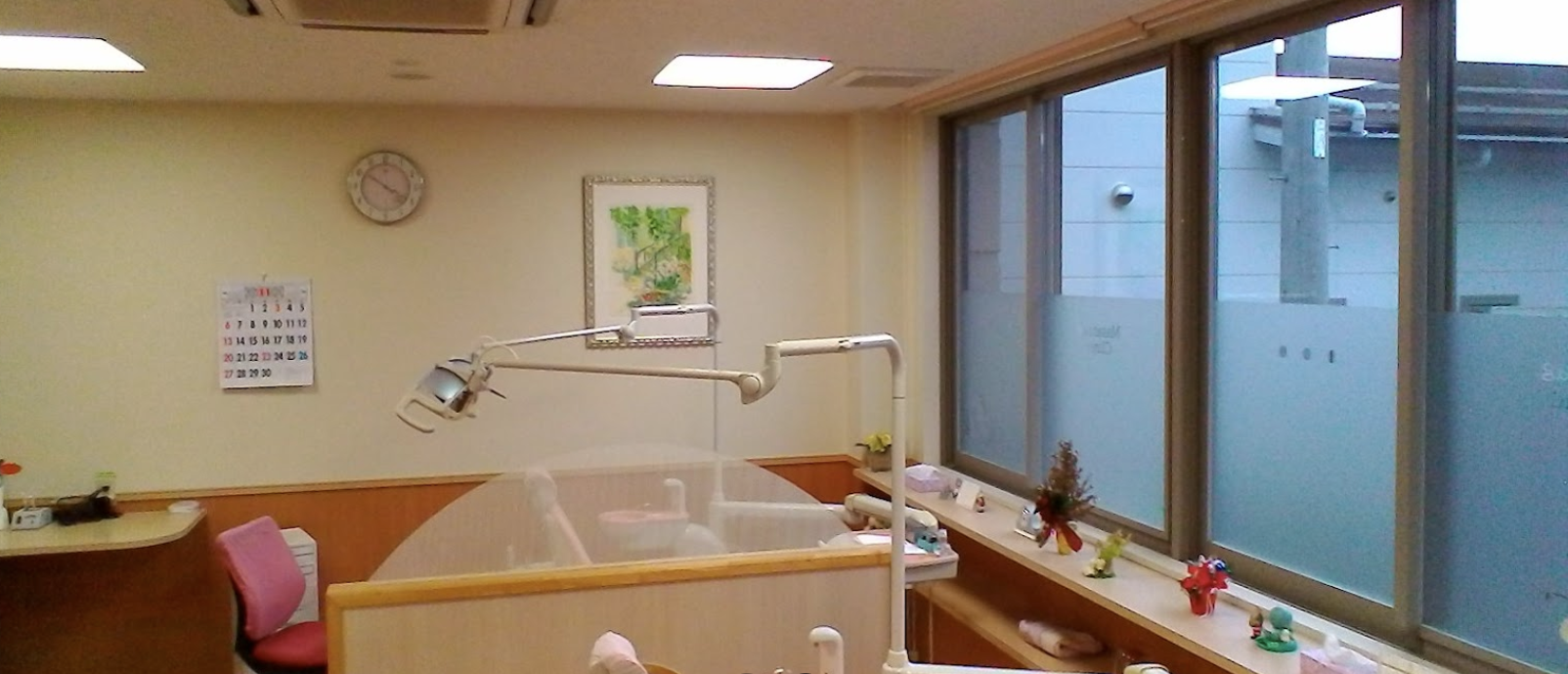 ①クリニック外観　②診察室　③治療器具