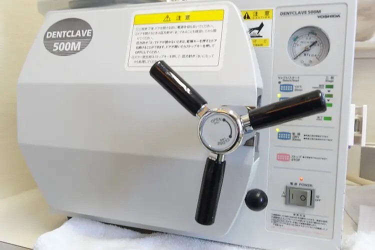 オートクレーブという高精度な滅菌機を導入してます