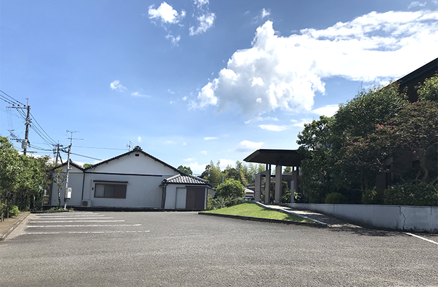 広い駐車場を完備しております