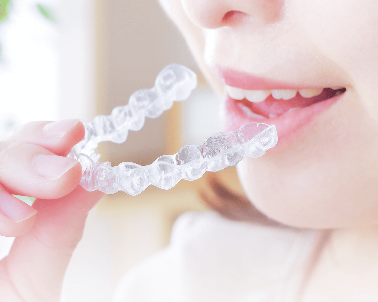 患者様が快適に歯並びを整えられるよう、透明で目立たない矯正装置を採用しています