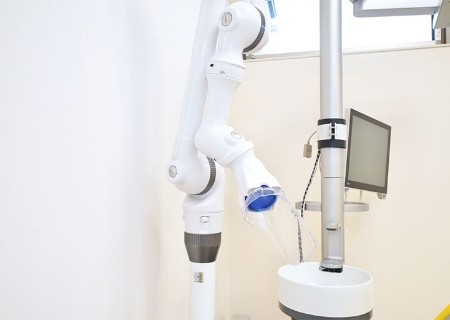 治療時の飛沫は口腔外バキュームで吸引しています