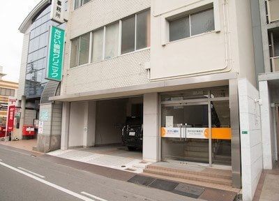 お車の方は1階ではなく院の向かいの駐車場をご利用ください