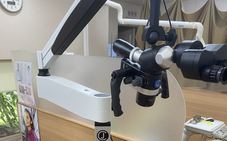 マイクロスコープで精密な治療が可能です