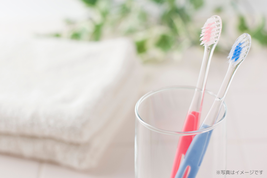 【市民運動場前バス停徒歩2分】夜20時まで診療・痛みに配慮した治療の亀岡歯科医院