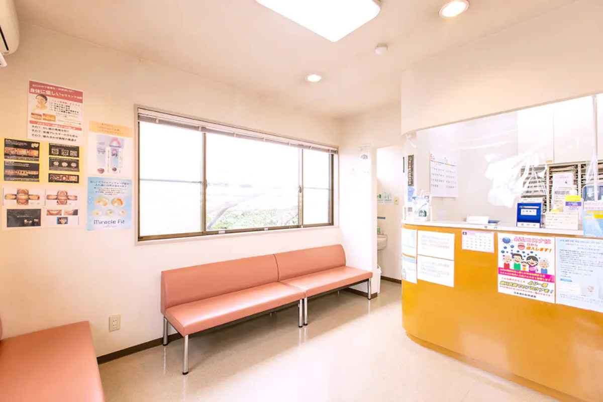 医院外観・受付・待合室