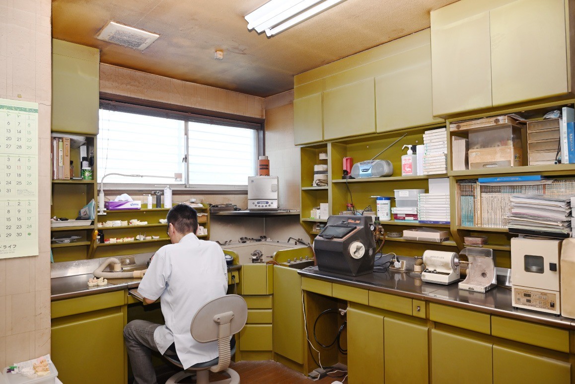 装着後も状態を確認しながら調整を行い、安心して使用できる義歯となるよう心がけています。