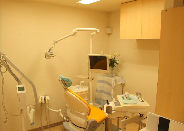 ①外観②待合室③診療室