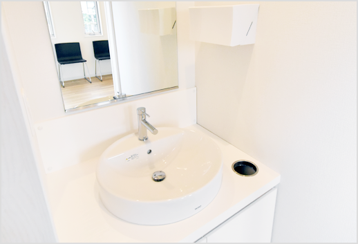 清潔なパウダールームを整えています