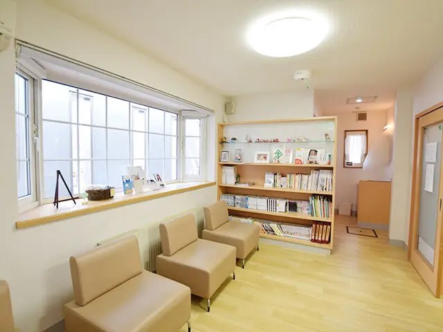 目に優しい色の待合室です